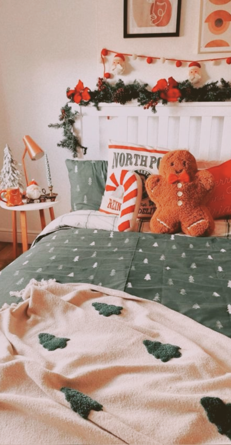 20 Easy and Cozy Christmas Bedroom Ideas that look Stunning