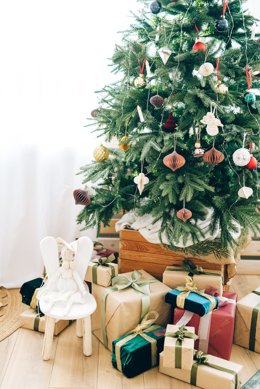 10 Beautiful Minimalist Ways to Decorate your Christmas Tree - Aesther ...